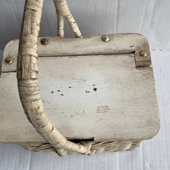 Vintage Hong Kong white distressed small basket - Picture 11 of 16